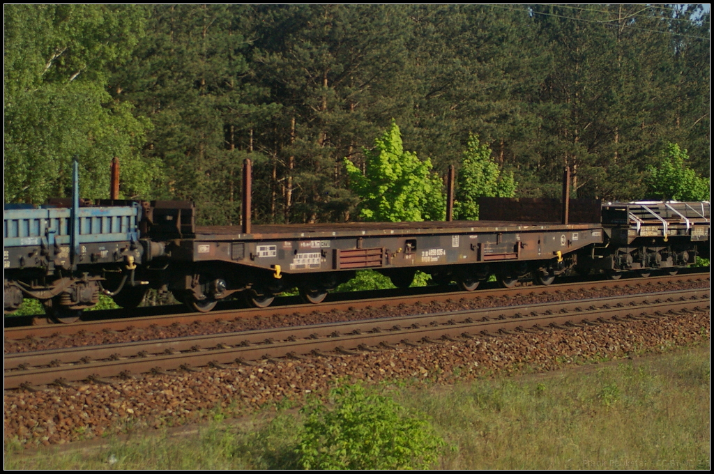 Der 6-achsige Flachwagen der Gattung Samms 709 dient zum Transport von Stahl- oder Blechplatten. Zur seitlichen Sicherung können Rungen aufgesteckt werden (D-DB 31 80 4858 635-4 Samms 709)