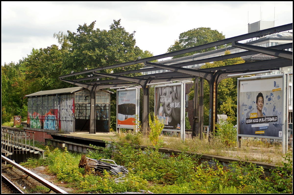 Der ehemalige Bahnsteig B des Bahnhofs Berlin-Zehlendorf mit Blickrichtung Berlin (Potsdamer Bahnhof). Hier hielten früher einst die sogenannten 'Bankierszüge' aus Wannsee und der Fernverkehr. Seit 1980 ist der Bahnsteig außer Betrieb und auf der abgewandten Seiten führt nur noch das Gütergleis vorbei