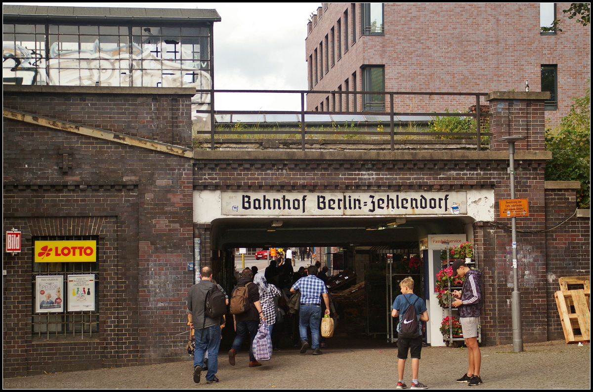 Der S-Bahnhof Berlin-Zehlendorf (BZD) dient als Haltestelle für die S-Bahnlinie S1 und ist der älteste Haltepunkt in Berlin. Er besaß ursprünglich zwei Bahnsteige, wovon heute nur noch einer genutzt wird. Am stillgelegten Bahnsteig führt die Stammbahn vorbei.