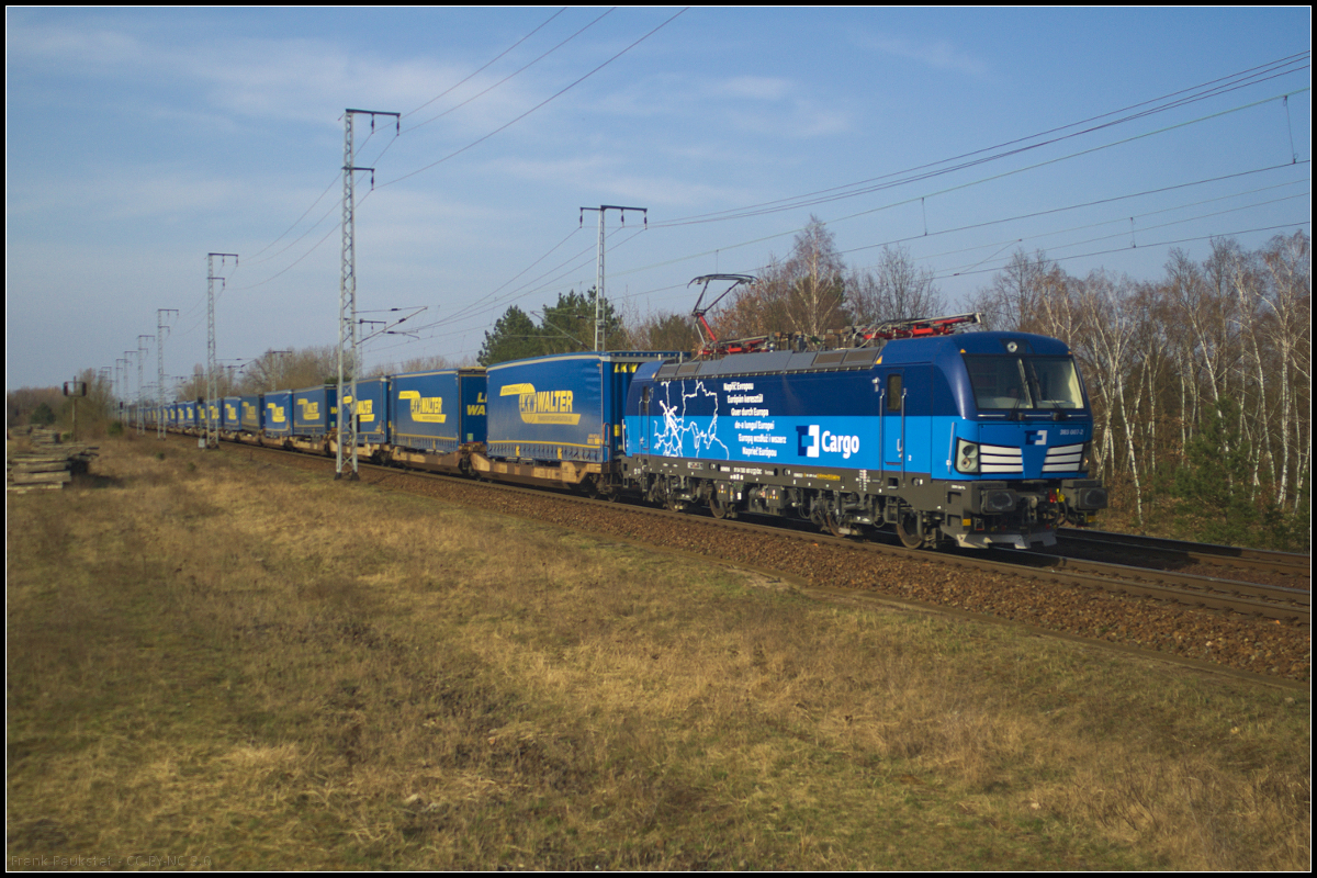 Die blaue CD Cargo 383 007-2 passt farblich zum  LKW Walter -KLV. Sie fuhr am 09.04.2018 durch die Berliner Wuhlheide.