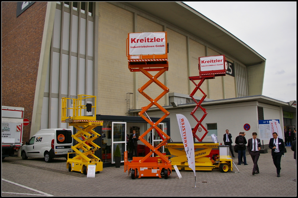 Die Firma Kreitzler Industriebühnen GmbH aus Witten war ebenfalls auf der InnoTrans 2014 in Berlin vertreten. Produkte der Firma kommen u.a. auch in Betriebswerkstätten für Arbeiten an Lokomotiven oder Waggons zum Einsatz.

Webseite Hersteller (deutsch): http://www.kreitzler.de/
