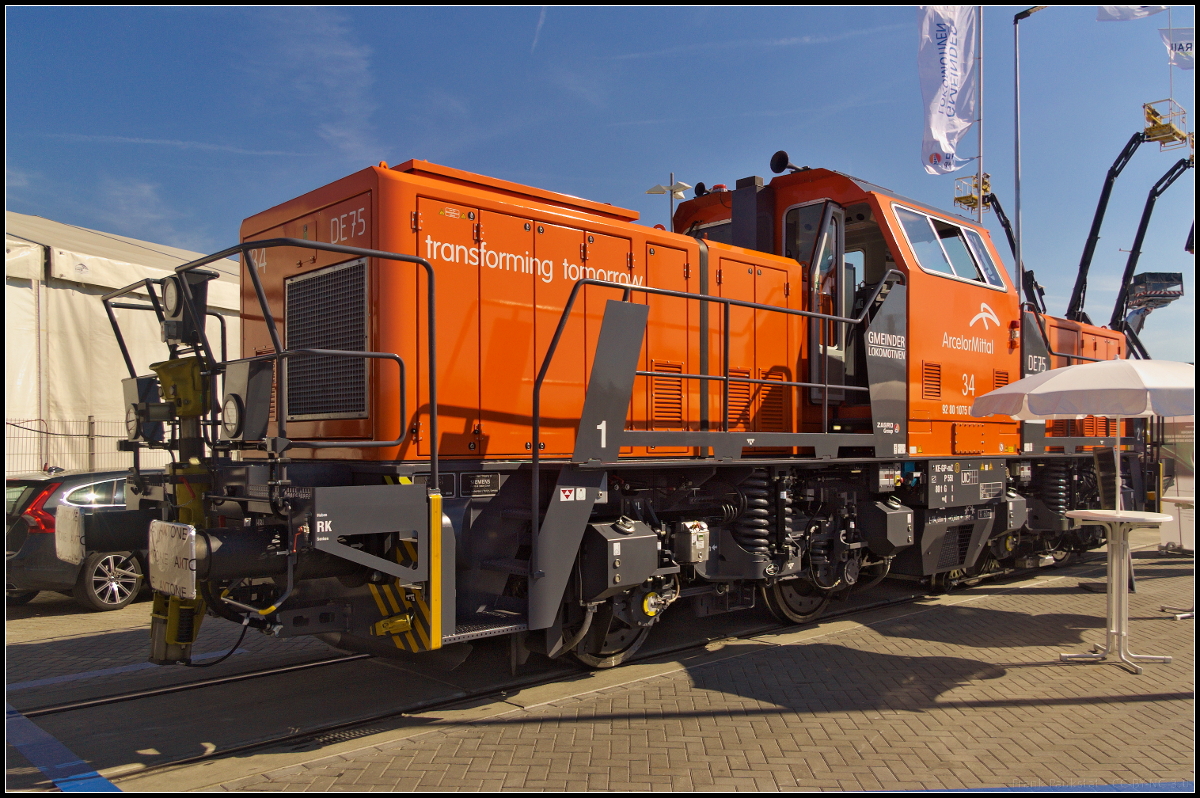 Die neue Lok im Bestand von ArcelorMittal ist eine vierachsige Diesellok mit jeweils zwei Motoren zu 354 kW Leistung von Gmeinder Lokomotivbau des Typ DE75 BB. Die beiden Motoren können unabhängig oder gemeinsam betrieben werden, was eine Antriebsleistung von gesamt 600 kW ergibt. Sie erreicht eine Vmax von 100 km/h und hat einen Tankinhalt von 1.900 l Diesel sowie 500 kg Sand. Ausgestellt war die Lok während der InnoTrans 2018 in Berlin auf dem Freigelände (NVR-Nummer 92 80 1075 034-9 D-GL).