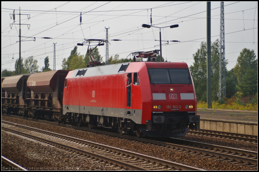 Die Nrnberger 152 163-2 von DB Schenker hielt am 06.09.2014 mit Facns-Wagen zum Personalwechsel im Bahnhof Berlin Schnefeld Flughafen