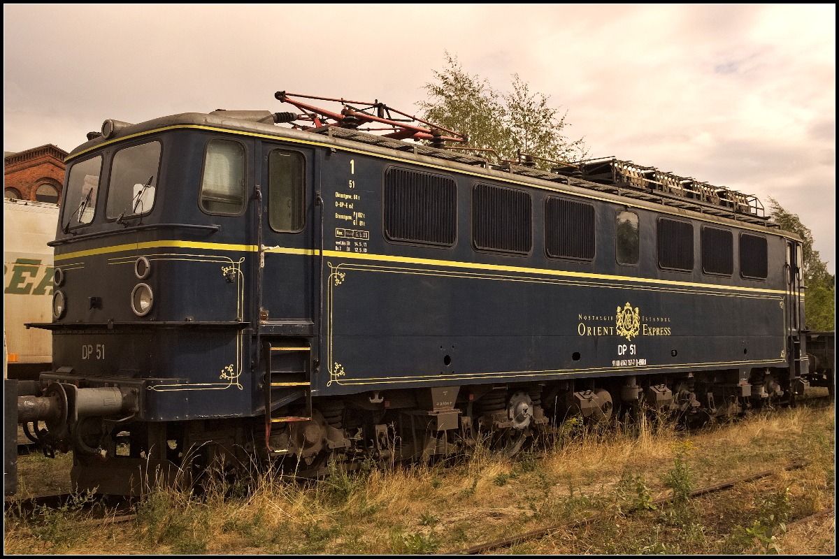 DP 51 / 142 157-7 'Orient Express' stand mit weiteren Loks und Güterwagen auf einem Abstellgleis am Historischen Lokschuppen am 25.08.2018 in Wittenberge