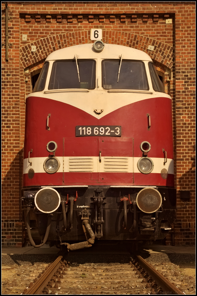 DR 118 692-3 ist vom DB Museum Nürnberg an die Dampflokfreunde Salzwedel e.V. (DLFS) ausgeliehen und schaute während des Brandenburg-Tag 2018 aus dem Unterstand. Der Historische Lokschuppen Wittenberge hatte am 25.08.2018 ebenfalls die Tore geöffnet.
