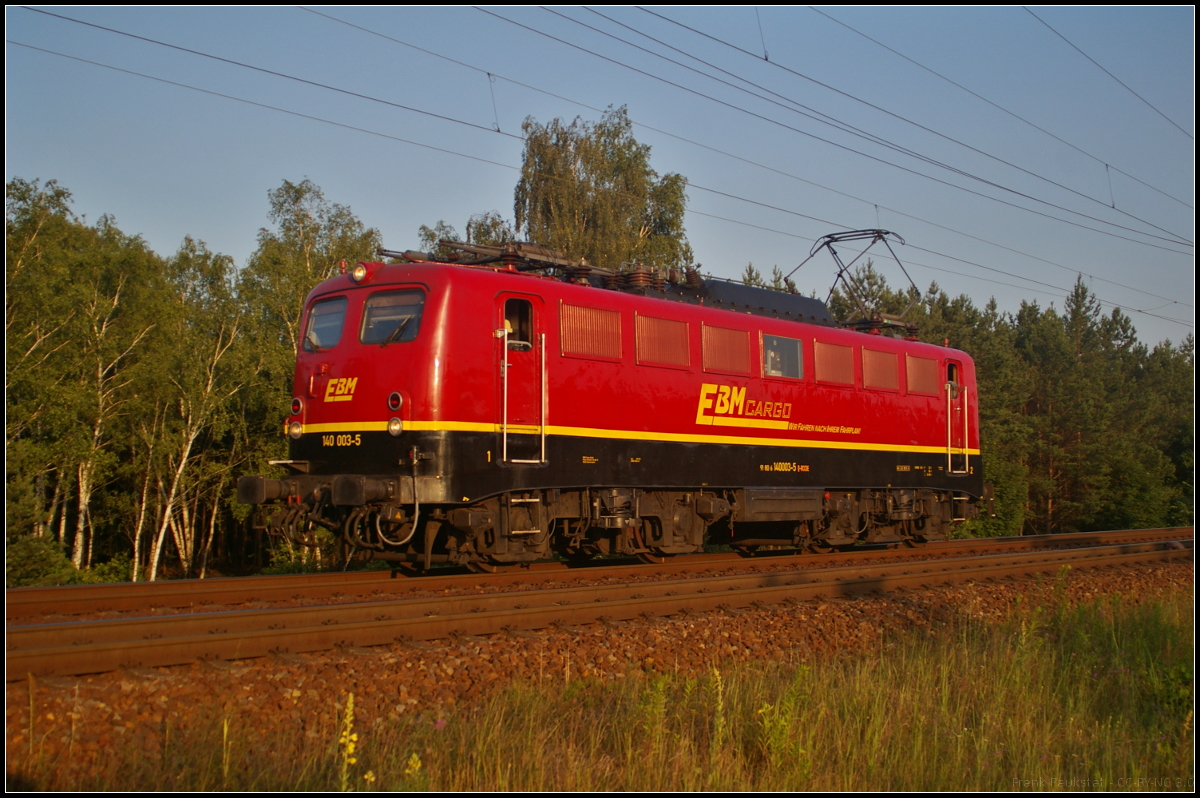 EBM Cargo 140 003-5 setzte sich am 09.07.2017 im besten Abendlicht in der Berliner Wuhlheide in Szene. EBM Cargo wurde 2015 durch die Rail Cargo Group aus Österreich übernommen, daher auch das Eignerkürzel RCCDE in der NVR-Nummer 91 80 6140 003-5 D-RCCDE.