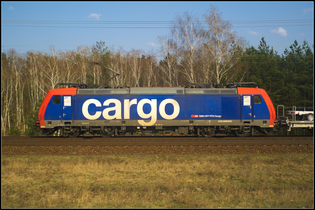 Für die die HSL Logistik war die von SBB Cargo angemietete 482 040-3 mit neuen Kleintransportern am 10.04.2018 in der Berliner Wuhlheide unterwegs. Hier zeigte sie sich am späten Nachmiitag noch einmal in der Seitenansicht.