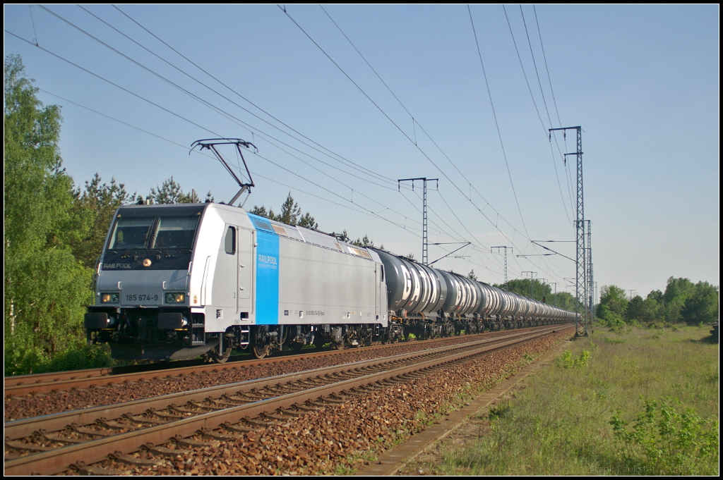 Für die Leipziger Eisenbahnverkehrsgesellschaft mbH (LEG) ist die 185 674-9 im Einsatz. Am 19.05.2017 fuhr sie mit einem GATX-Kesselwagenzug, der Diesel oder leichtes Heizöl geladen hatte, durch die Berliner Wuhlheide (Standort öffentlich zugänglich)