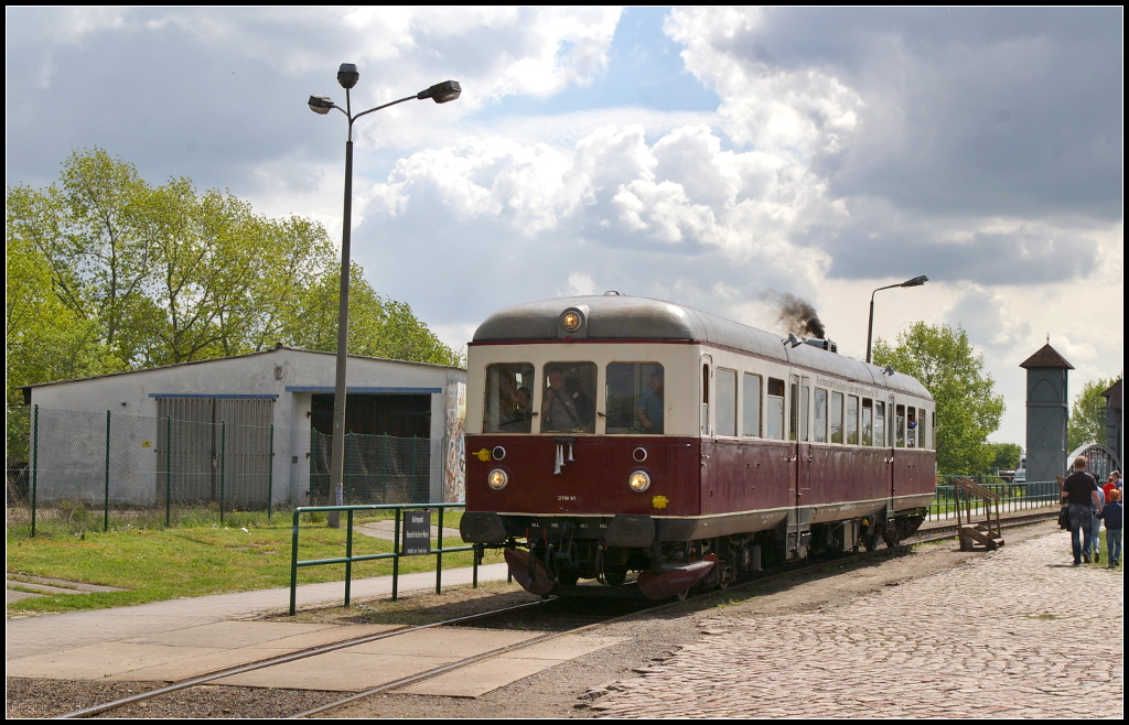 Für Pendelfahrten stand während des traditionellen Familienfestes am 07.05.2017 der Magdeburger Eisenbahnfreunde e.V. der Esslinger Triebwagen von Cargo Logistik Rail Service zur Verfügung. Hier fährt er vom provisorischen Haltepunkt Wirtschaftshafen West ab (NVR-Nummer 95 80 0303 027-6 D-CLR, Baujahr 1953).