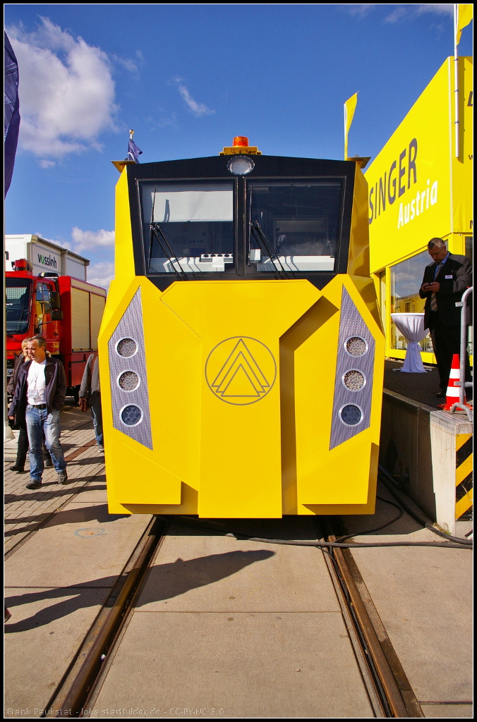 Futuristisches Design beweist Linsinger bei dem Schienenschleifzug SF02-FS Truck. Ausgestellt war das Fahrzeug auf der InnoTrans 2014 in Berlin