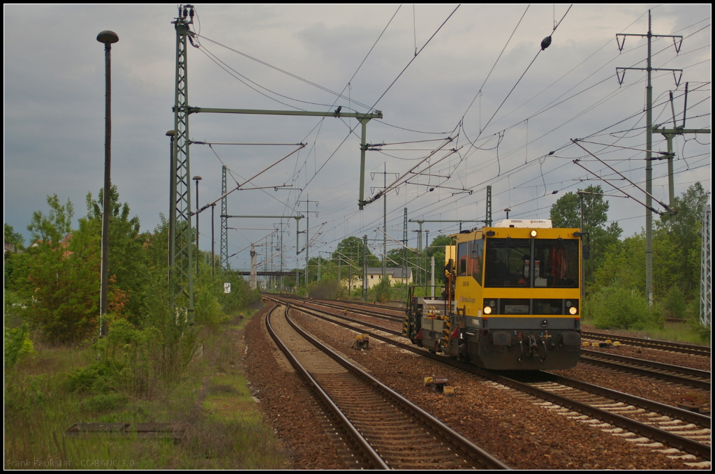 Gemächlich dieselte das Gleisarbeitsfahrzeug GKW 304 vom Typ BAMOWAG 54.22 der DB Bahnbau Gruppe am 14.05.2017 bei tristen Wetter durch den Bahnhof von (Berlin) Schönefeld Flughafen (VdM-Nr 97 17 56 023 17-4 D-DB)