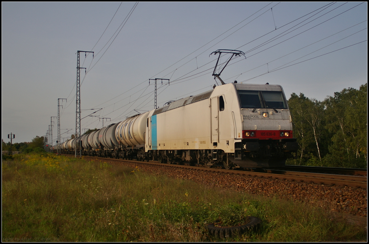 HSL Logistik 185 636-8 fuhr am Abend des 30.08.2017 mit einem Kesselwagenzug durch die Berliner Wuhlheide