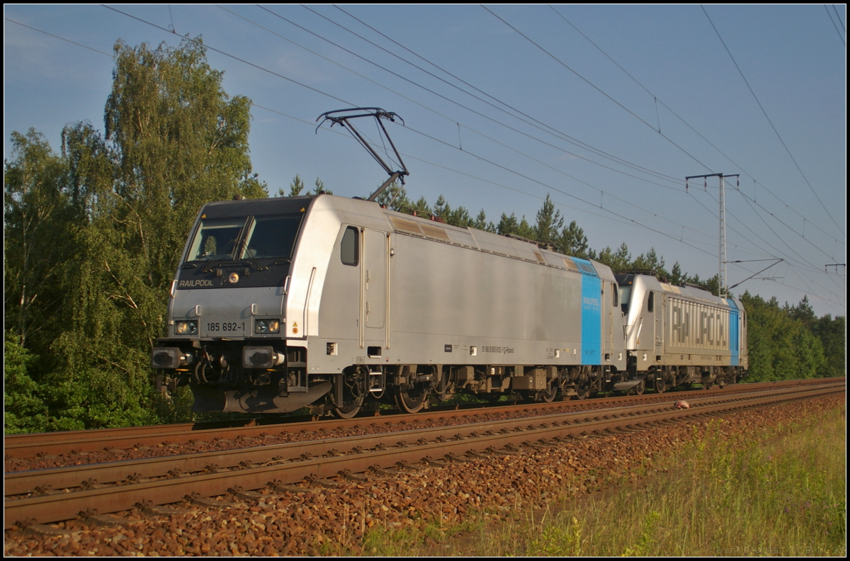 HSL Logistik 185 692-1 und kalt 187 313 fuhren am 09.07.2017 als Lokzug durch die Berliner Wuhlheide