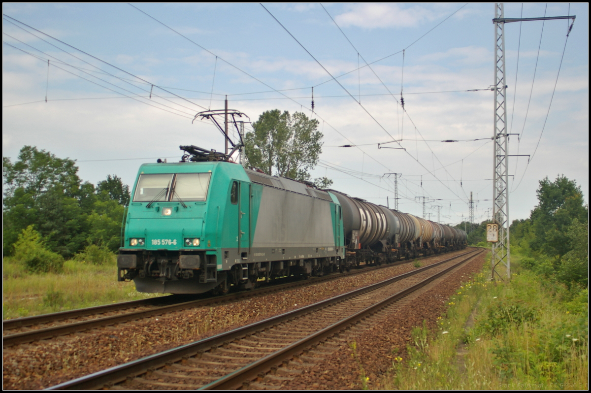 IGE 185 576-6 fuhr mit GATX-Kesselwagen am 09.07.2017 durch die Berliner Wuhlheide