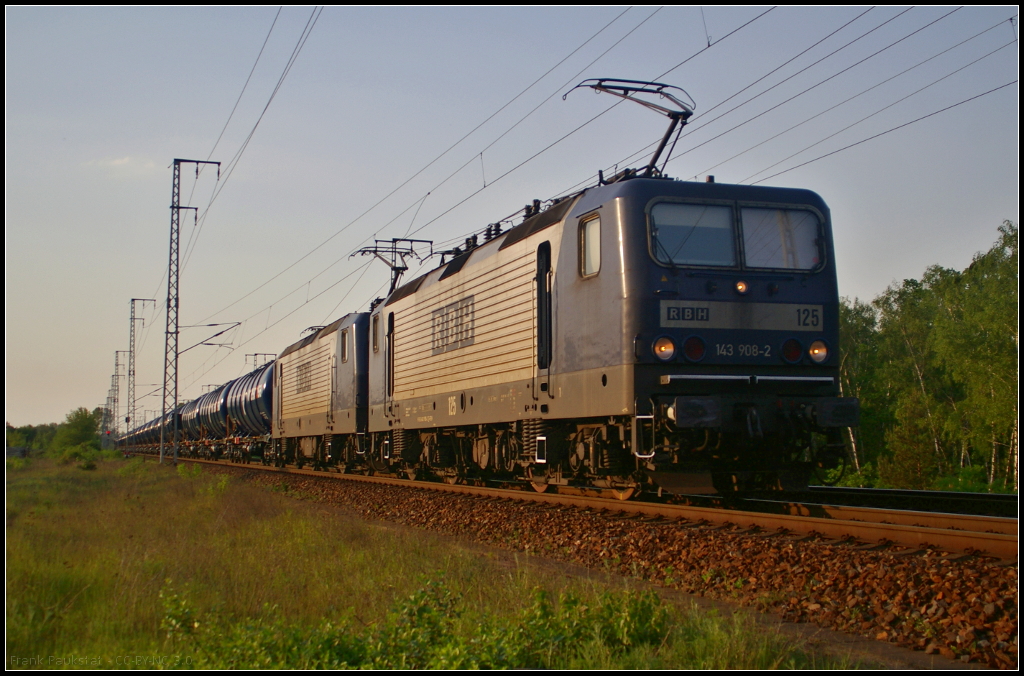 Im abendlichen Sonnenschein fuhr RBH 125 / 143 908-2 mit der Schwesterlok RBH 128 und einem Kesselwagenzug am 19.05.2017 durch die Berliner Wuhlheide