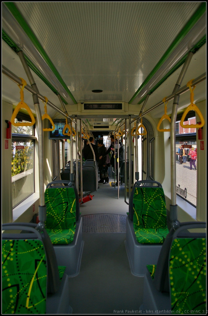 Innenraum der OmniTram Electron für Lviv in der Ukraine. Auffällig ist die durchgehend grüne Grundfarbe. Bei der Lviv Т3L44 «Electron» Tram handelt es sich um eine komplett neue Serie von Straßenbahnen, bisher wurden in Lviv nur Tatra-Bahnen im Netz eingesetzt. Die auf der InnoTrans 2014 in Berlin vorgestellete Version mit 3 Modulen bietet 35 Sitzpläte, insgesamt 160 Passagieren Platz.