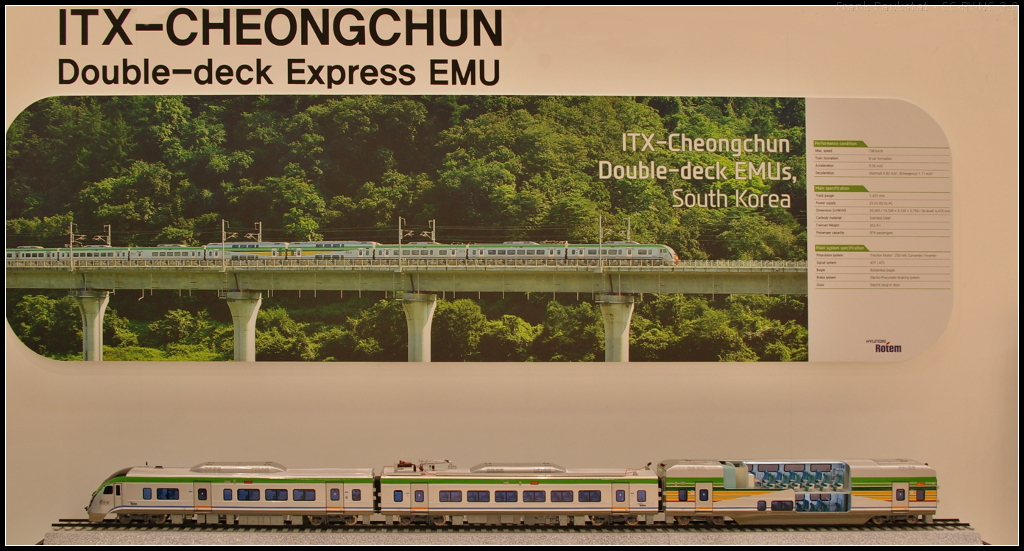 InnoTrans 2016 in Berlin: Am Stand von Hyundai Rotem war das Modell des 'ITX Cheongchun' zu sehen, der die Strecke Yongsan Station in Seoul nach Chuncheon, Gangwon-do in 73 Minuten fährt. Bei dem Triebzug handelt es sich um einen Intercity Express, der mit 180 km/h fahren kann. Die Doppelstockwagen befinden sich in der Mitte des 8-teiligen Zugs der eine Spurweite von 1435 mm hat. Angetrieben wird der 352 Tonnen schwere und 20 405 mm lange Triebzug über 25 kV 60 Hz AC, abgebremst wird mit einem Elektro-Pneumatischen Bremssystem.