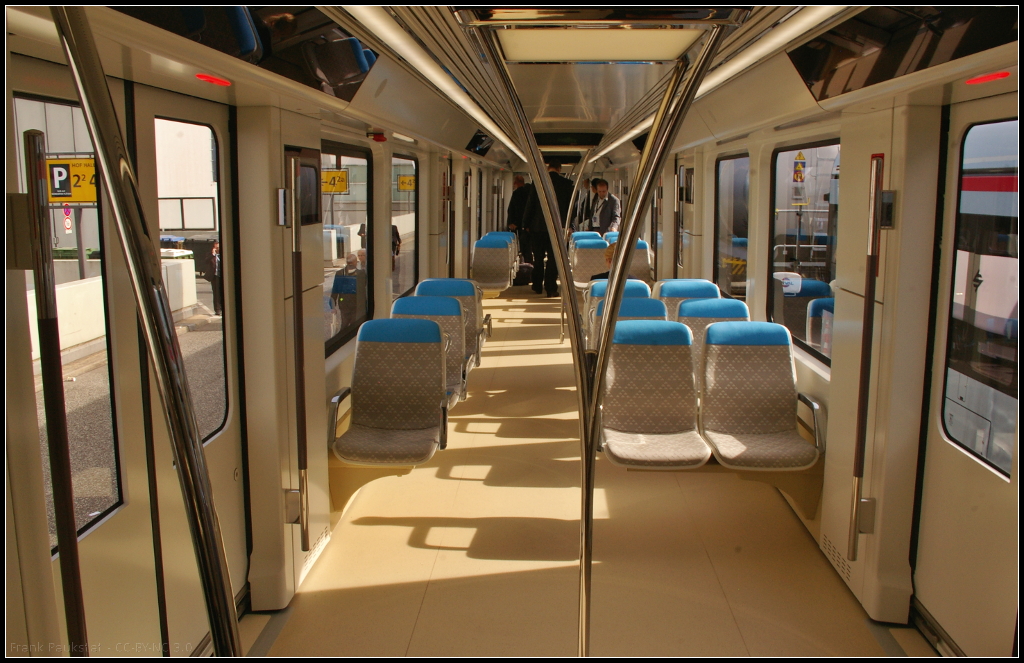 InnoTrans 2016 in Berlin: Auch im zweiten Teil des Metro-Zug Inspiro von Siemens für Riyadh, der mit blauen Kopfstützen abgesetzt ist, wird die Geräumigkeit und Helligkeit fortgesetzt.