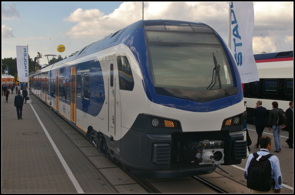 InnoTrans 2016 in Berlin: bei dem Tz 2514 fr die NS handelt es sich um den elektrischen Niederflur-Triebzug Flirt 3 von Stadler. Die Zge fr die Niederlndische Staatsbahn sollen im Regionalverkehr eingesetzt werden. Sie erfllen die Norm TSI-PRM und EN 15227. Geordert wurden 33 dreiteilige und 25 vierteilige Zge. Sie erreichen eine Hchstgeschwindigekeit von 160 km/h (NVR-Nummer NL NS 94 84 4966014-1)