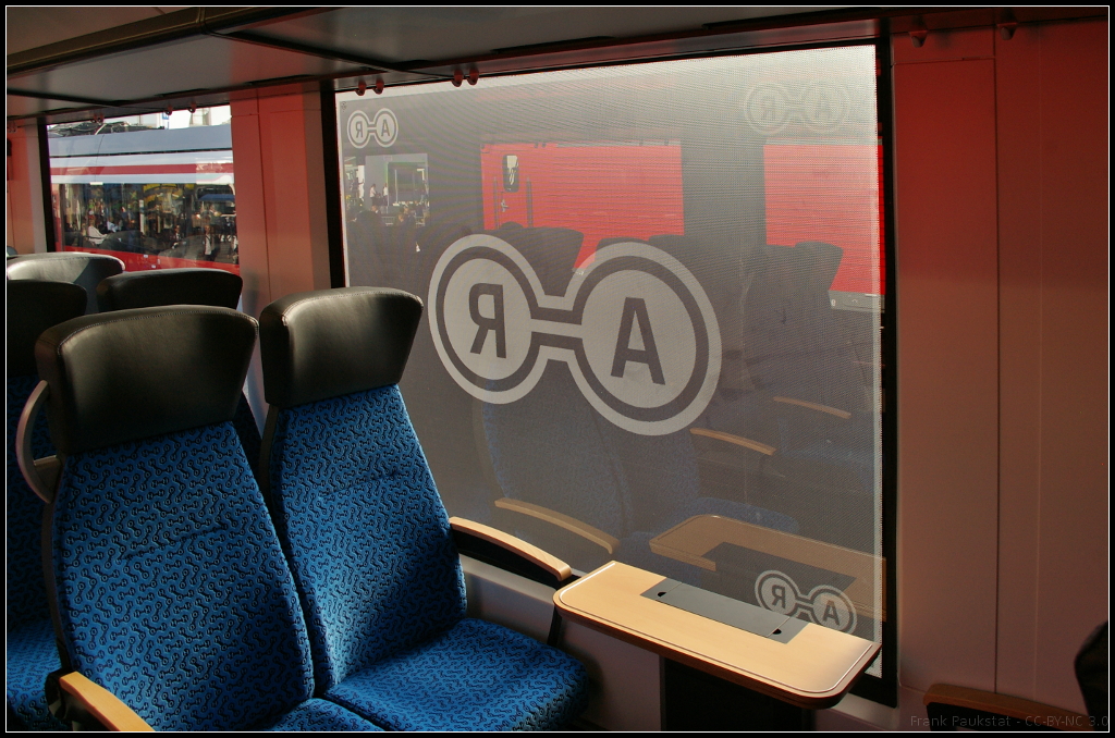 InnoTrans 2016 in Berlin: Die inzwischen bliche Einrichtung an den 4er-Sitzgruppen mit Abfallbehlter und kleinem Tischchen findet sich auch im Alstom Coradia iLint wieder.