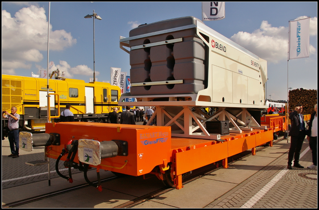 InnoTrans 2016 in Berlin: Flachwagen vom Typ H950 der italienischen Firma Gleisfrei s.r.l.. Der 2-achsige Wagen ist zum Transport von Containern und Gleisbauwerkzeugen gedacht. Er ist auch bei der BB Infra im Einsatz. Der Wagen erfllt die Norm TSI 2013, hat eine Ladefhigkeit von 25 t bei einer Ladeflche von 23 qm. Die Hhe der Ladeflche betrgt 950 mm.