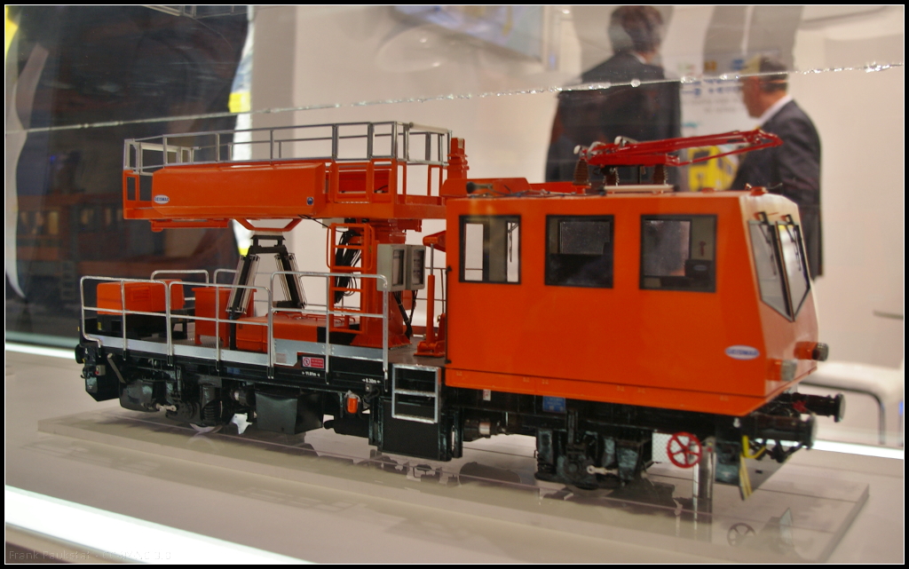 InnoTrans 2016 in Berlin: Modell eines Fahrleitungsunterhaltungsfahrzeug vom Typ VMB der Firma Cemafer-Geismar. Das Fahrzeug kann auch mit speziellen Aufbauten zur Fahrleitungsmontage versehen werden. Da es das Schienenfahrwerk und den Antrieb in verschiedenen Ausführungen gibt, kann man eher auf Kundenwünsche eingehen.