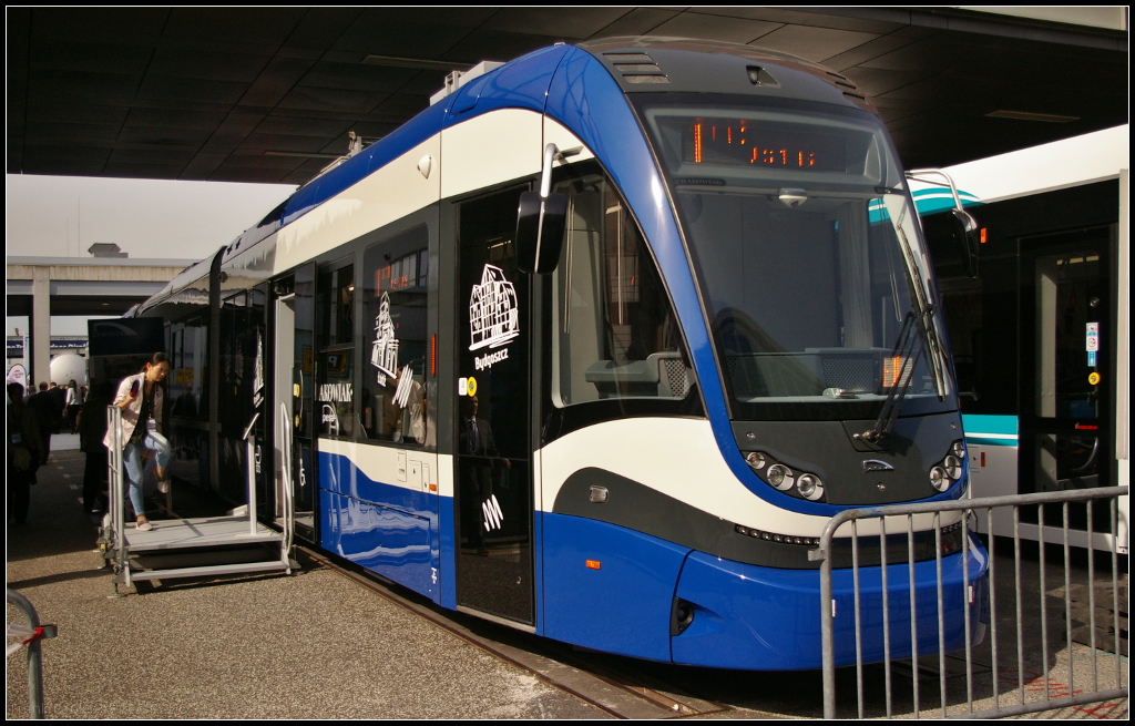 InnoTrans 2016 in Berlin: Pesa 2014N (Pesa Twist) fr MPK Krakowie in Polen. Insgesamt wurden 36 Stck der 4-teiligen Niederflurstraenbahnen geordert. Sie sollen die alten Konstal 105Na ersetzen.