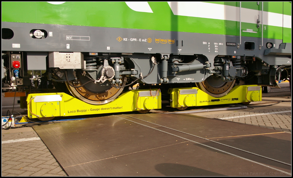 InnoTrans 2016 in Berlin: Überführungsrollwagen zum Transport für Loks oder Wagen mit Spurweiten von 1524 mm auf 1435 mm Spurweite wie z.B. in Deutschland.
