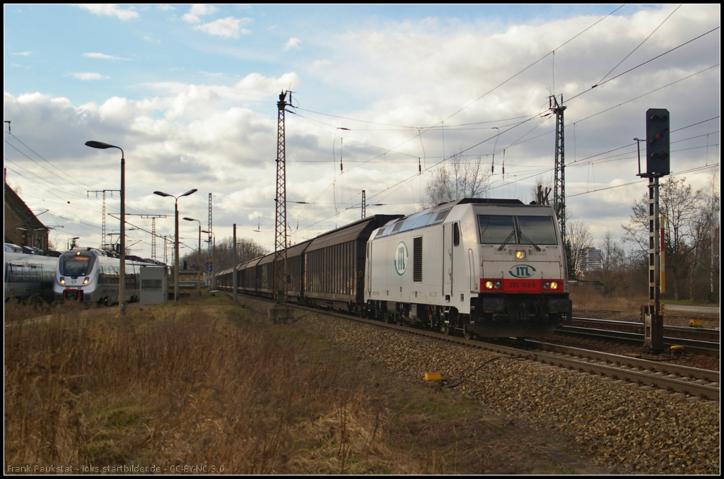 ITL 285 109 mit Schiebewand-Wagen am 22.02.2014 durch Leipzig-Thekla
