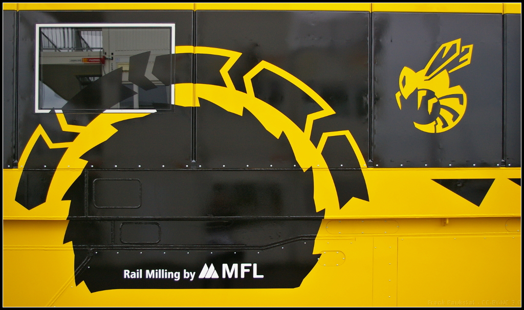 Logo am Schienenfrszug HPM VM141 „Hornet“ des Herstellers Maschinenfabrik Liezen und Gieerei Ges.m.b.H. aus sterreich. Zu sehen war der Wagen auf dem Freigelnde der InnoTrans 2014 in Berlin.