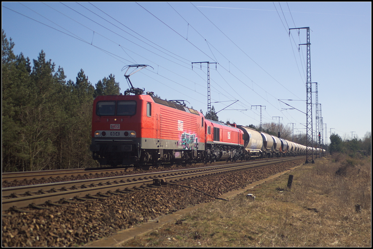 MEG 604 / 143 257-4 und MEG 321 waren mit einem Staubgut-Zug am 06.04.2018 in der Berliner Wuhlheide unterwegs.