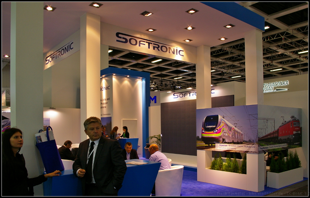 Messestand des Unternehmens Softronic.

Auch in den Hallen auf der InnoTrans 2014 in Berlin war Softronic vertrten. Am rechten Bildrand sieht man ein Zweisystem-Triebzug vom Typ Hyperion und die TransMontana.
