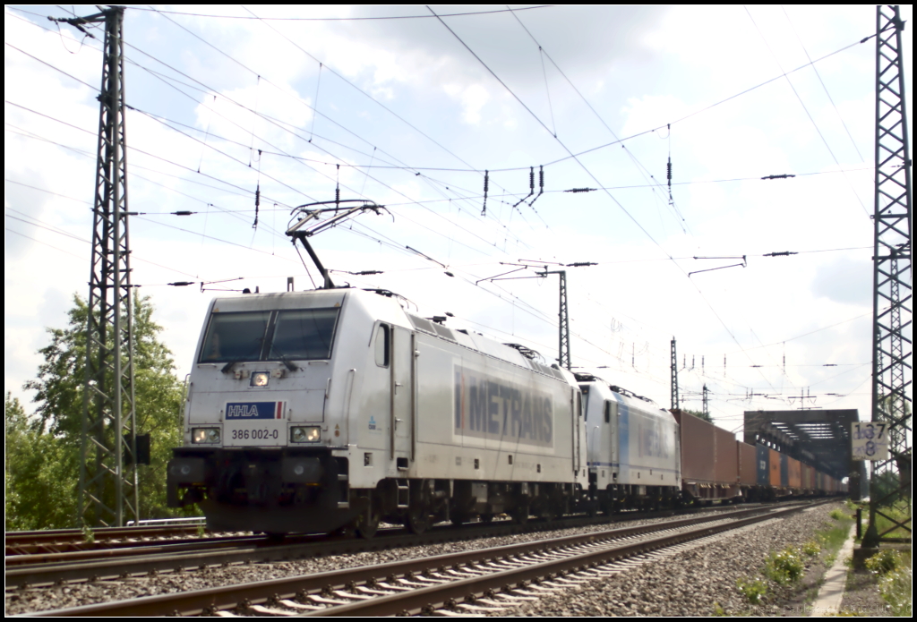 Metrans 386 002-0 mit Wagenlok E 186 437 und Containerzug am 21.05.2010 am Abzweig Elbbrcke (NVR-Nummer 91 54 7386 002-0 CZ-MT)