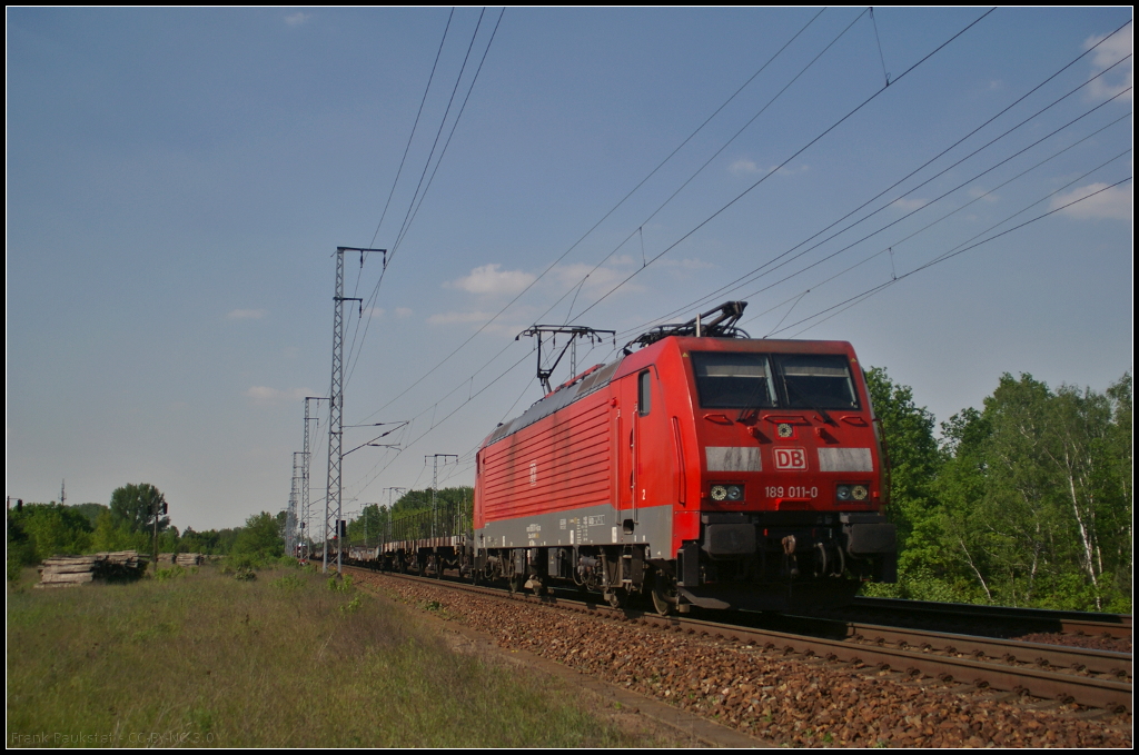 Mit Autos fuhr am 19.05.2017 DB Cargo 189 011-0 durch die Berliner Wuhlheide. Sie hatte unterschiedlichste Transportwagen am Haken.