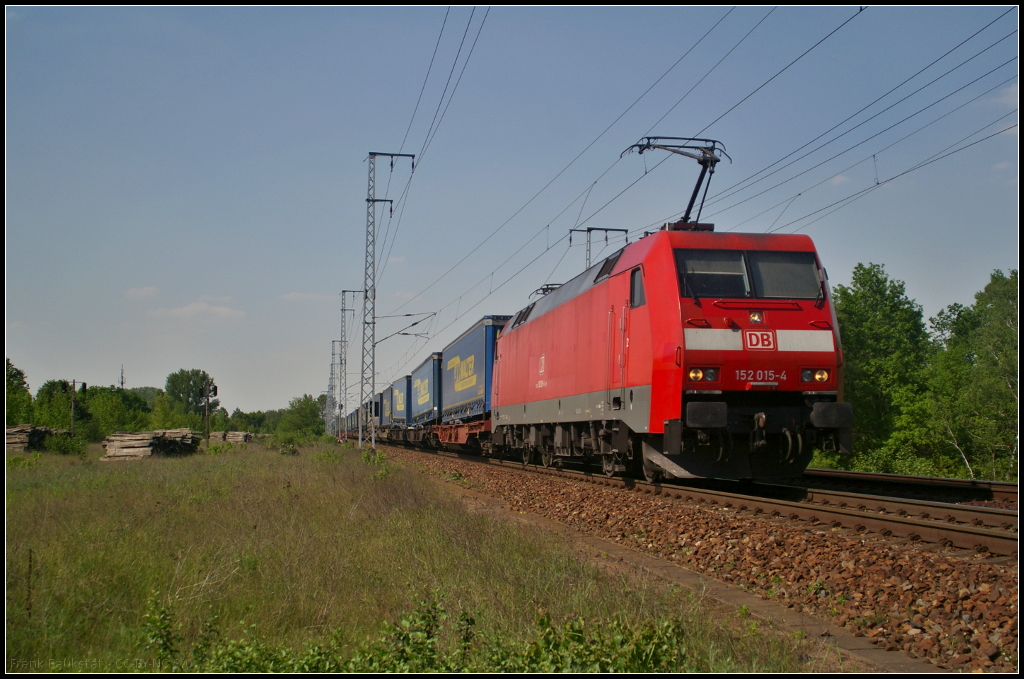 Mit dem LKW-Walter-Zug kam am 19.05.2017 DB Cargo 152 015-4 durch die Berliner Wuhlheide gefahren