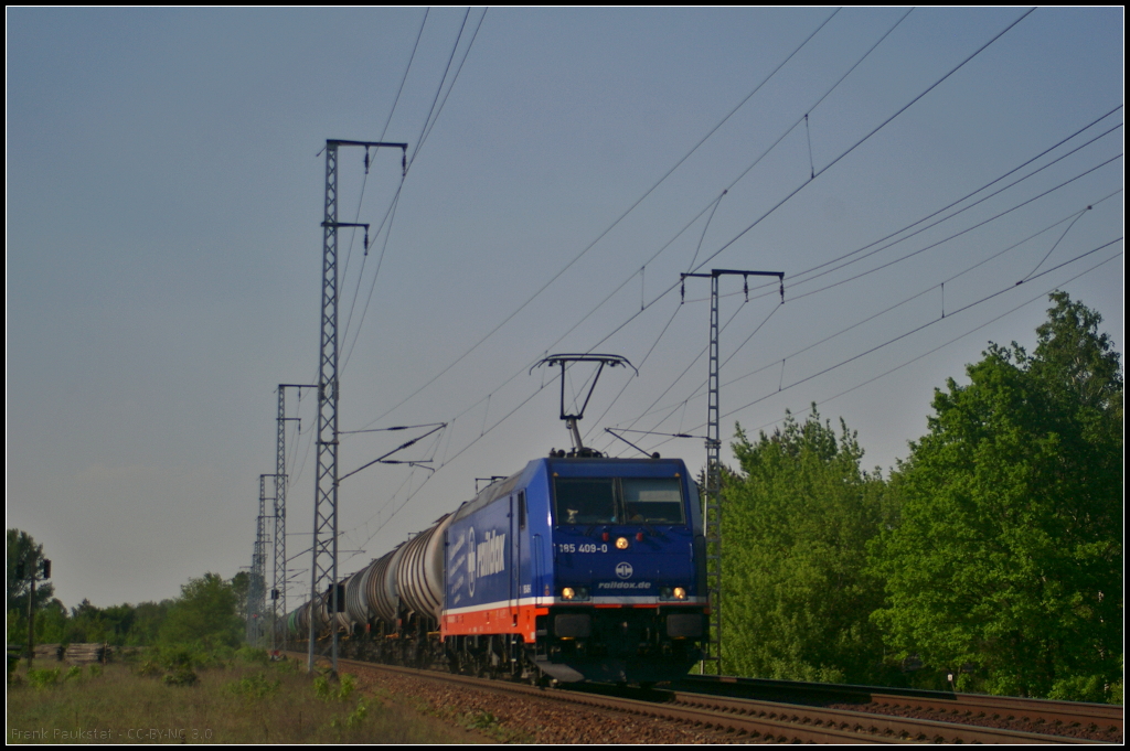 Mit Dieselkraftstoff bzw leichtem Heizöl fuhr Raildox 185 409-0 am 19.05.2017 durch die Berliner Wuhlheide (Standort öffentlich zugänglich)