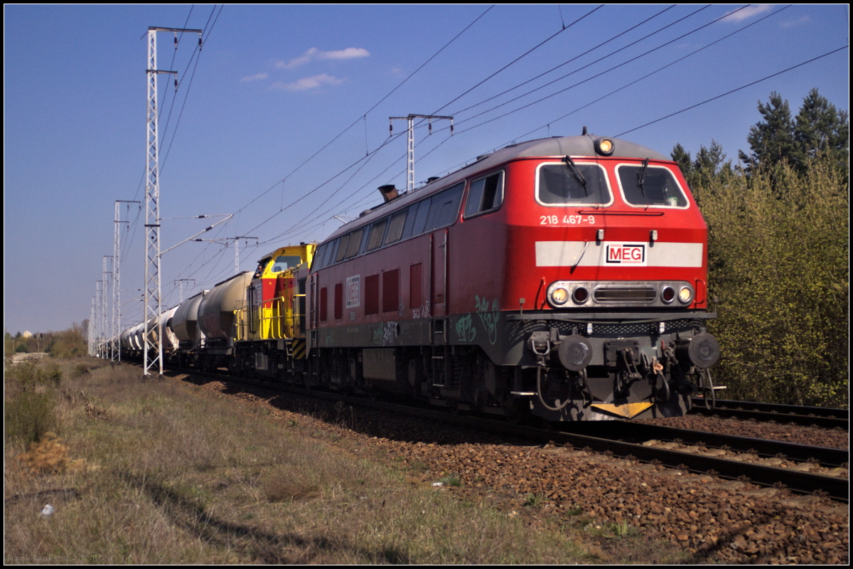 Mit einem Staubgutzug und MEG 114 kam am 16.04.2019 MEG 305 / 218 467-9 durch die Berliner Wuhlheide gefahren.