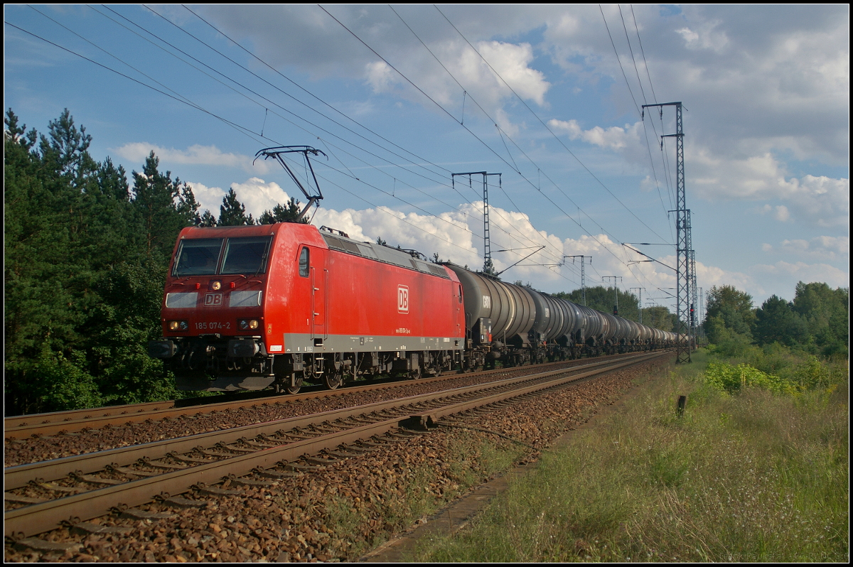 Mit Kesselwagen fuhr am 09.08.2017 DB Cargo 185 074-2 durch die Berliner Wuhlheide