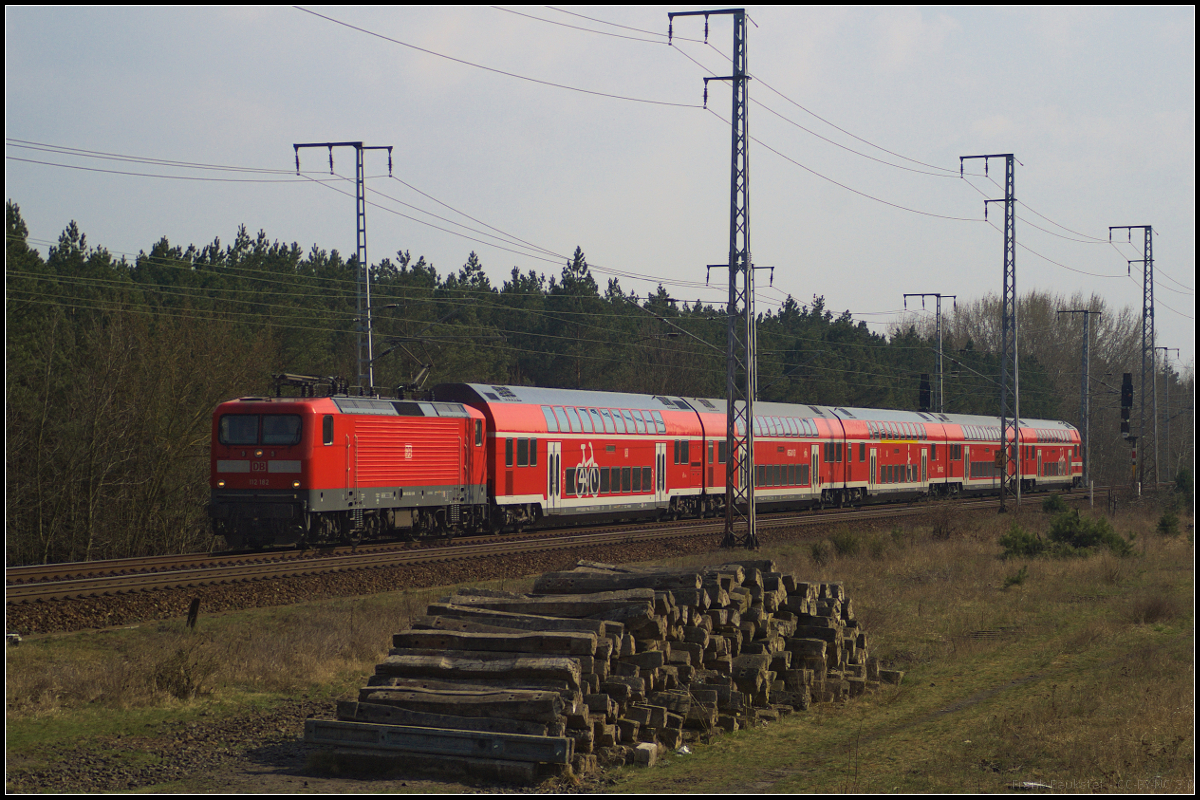 Mit einer Leergarnitur fuhr DB Regio 112 182-1 am 10.04.2018 durch die Berliner Wuhlheide.