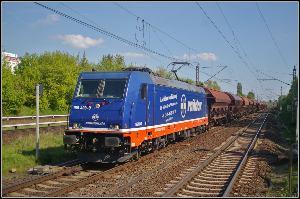 Mit Tads(-y)-Wagen kam am 11.05.2017 Raildox 185 409-0 durch den Bahnhof Berlin-Hohenschönhausen gefahren
