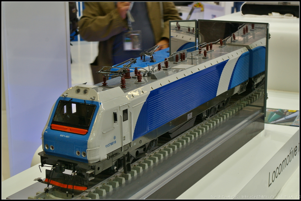 Model of БКГ-1 Electric Loco for Belarus at InnoTrans 2014

Bei der Baureihe БКГ-1 (BCG-1) handelt es sich um Doppel-Lokomotiven für Weißrussland. Hersgestellt wurde die Doppellok vom chinesischen Hersteller CNR Datong Electric Locomotive. Insgesamt wurden 12 Loks gebaut. Ausgestellt war das Modell auf der InnoTrans 2014 in Berlin.

Website (english): http://en.chinacnr.com/394-964-10503.aspx
