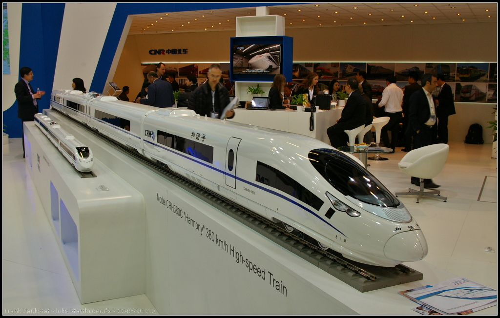 Model of CRH380C-6301L  Harmony  380 km/h Highspeed Train.

Bei dem Zug handelt es sich um einen auf den Bombardier Zefiro basierenden Hochgeschwindigkeitszug für Chinese Ministry of Railways (MOR). Die Elektrik kam von Hitachi. Der reguläre Betrieb wurde im Frühjahr 2013 aufgenommen. Insgesamt wurden 25 sechszehnteilige Züge beschafft. Das Modell wurde auf dem Messestand der CNR Changchun Railway Vehicles während der InnoTrans 2014 in Berlin ausgestellt.
