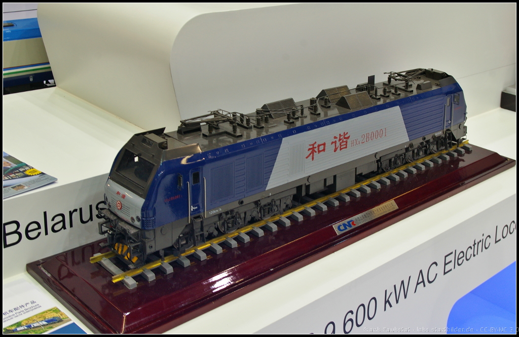 Model of HXD2B 001 9600 kW AC Electric Locomotive at InnoTrans 2014

Bei der chinesischen Baureihe HXD2B handelt es sich um eine 6-achsige E-Lok für den Güter- und Personenverkehr. Lokkasten, Motor und Elektronik stammen noch von der Baureihe HXD2 ab, die eine 4-achsige Lok ist. Das Modell stand bei CNR auf dem Messestand während der InnoTrans 2014 in Berlin.

Website Wiki (english): http://en.wikipedia.org/wiki/China_Railways_HXD2#HXD2B
Website CNR Data (english): http://en.chinacnr.com/394-964-10505.aspx
