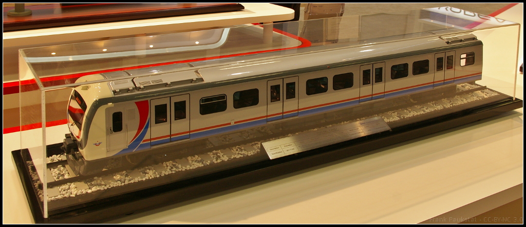 Model of Hyundai EMU for Turkey.

Im Jahr 2009 wurden die ersten 3-Wagen-Züge für die Turkische Staatsbahn (TCDD) geliefert. Das Modell war während der InnoTrans 2014 in Berlin am Messestand von Hyundai Rotem ausgestellt.

Daten: Module 3, Geschwindigkeit 140 km/h, Spurweite 1435 mm, Spannung 25 kV AC, Gewicht 121.3 t, Kapazität 747 Fahrgäste.

Webseite (english): https://www.hyundai-rotem.co.kr/Eng/Business/Rail/Business_Record_View.asp?brid=31
