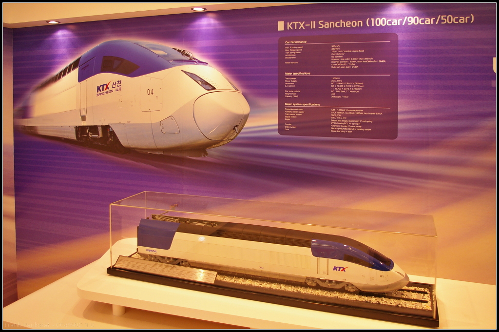 Model of Hyundai KTX Sancheon II for South Korea.

Am Messestand von Hyundai Rotem während der InnoTrans 2014 war auch das Modell des Hochgeschwindigkeitzugs KTX-Sancheon ausgestellt. Der Zug wurde von der KORAIL bestellt und bis 2012 ausgeliefert.

Daten: Höchstgeschwindigkeit 330 km/h, Traktion 10 Wagen pro Zug, Spurbreite 1435 mm, Spannung 25kV / 60 Hz, Gewicht 403 t, Fahrgäste 363.

Webseite Hersteller (english): https://www.hyundai-rotem.co.kr/Eng/Business/Rail/Business_Record_View.asp?brid=59&ref=d1%3D1%26d2%3D1%26d3%3D2
