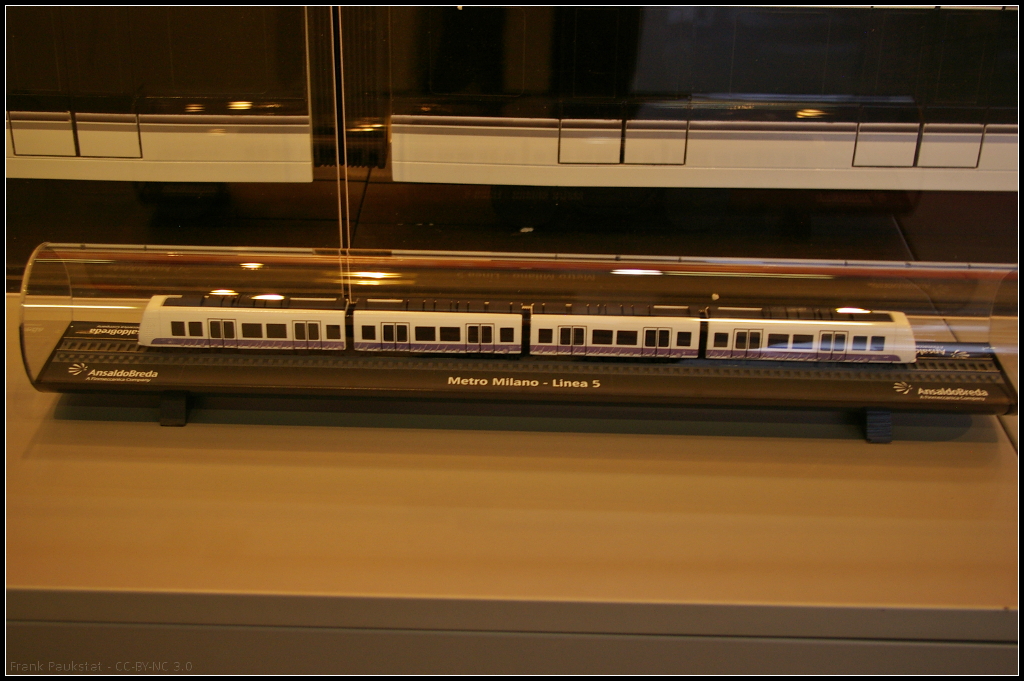 Model of Metro Milano Linea 5 Driverless.

Von AnsaldoBreda kommen die vierteiligen Züge für die automatische Linie M5 der Metropolitana di Milano von Bignami und Stadion San Siro. Fertigstellung soll 2015 erfolgen. Zu sehen war das Modell am Messestand von AnsaldoBreda auf der InnoTrans 2014 in Berlin.

Daten: Kapazität insgesamt 536 Fahrgäste, Türen pro Seite 8, Länge 50.50 m, Breite 2.65 m, Höhe 3.70 m, Höchstgeschwindigkeit 80 km/h, Spannung 750V DC, Spurbreite 1435 mm.
