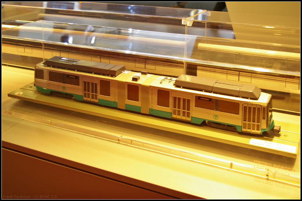 Model of MTBA Boston, USA.

Am Messestand von AnsaldoBreda war während der InnoTrans 2014 in Berlin das Modell der Tram für die Bostoner Green Line, Typ 8 LRV, ausgestellt.

Wikipedia Green Line (deutsch): http://de.wikipedia.org/wiki/Green_Line_%28MBTA%29
