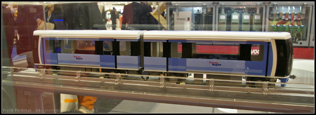 Model of Rubber Tired LRT for Busan, South Korea.

Im Jahr 2005 wurde der Vertrag zur Lieferung von Zügen für die Metro-Linie 4 von Busan unterschrieben. Im März 2011 wurde zwischen Minam und Anpyeong der Betrieb aufgenommen. Bei den Zügen handelt es sich um automatisch betriebene Züge ohne Zugführer. Auch fahren sie auf normalen Reifen mit seitlichen Führungsrollen. Ausgestellt war das Modell auf der InnoTrans 2014 in Berlin am Hallenstand von Woojin.

Daten: Module 3 oder 6, Gewicht gesamt 72 t, Stromversorgung 750 DC, Passagiere 316 (6 Module), Höchstgeschwindigkeit 70 km/h.
