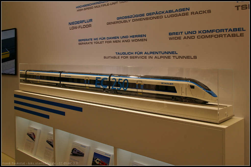 Model of Stadler EC250 Highspeed EMU for Switzerland.

Die Schweizerischen Bundesbahnen (SBB) bestellten 29 elfteilige Mehrsystem-Triebzüge vom Typ EC250, davon 19 Stück als EC mit Speisewagen und 10 Stück als IR-Variante ohne Speisewagen. Die Züge sollen im grenzüberschreitenen Verkehr zwischen Zürich und Mailand sowie zwischen Frankfurt und Mailand eingesetzt werden. Bei den Zügen handelt es sich um eine Weiterentwicklung des FLIRT-Konzepts. Das Modell war während der InnoTrans 2014 in Berlin am Stand von Stadler ausgestellt.

Daten: Einsatzgebiet CH/DE/AT/IT, Spurweite 1435 mm, Speisespannung 15 kV/16.7 Hz, 25 kV/50 Hz, 3 kV DC, Sitzplätze 403, Rollstuhlplätze 4, Länge 202 m, Breite 2.9 m, Höhe, 4.3 m, Gewicht 388 t, Leistung am Rad 6000 kW, Höchstgeschwindigkeit 250 km/h.

Webseite Wiki (deutsch): http://de.wikipedia.org/wiki/Stadler_EC_250
