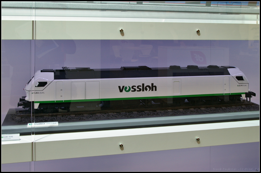 Model of Vossloh EURODual at InnoTrans 2014 in Berlin.
<br /><br />
Am Messestand von Vossloh Rail Vehicles war auch ein Modell der EURODual zu sehen. Die Lok basiert auf der EURO 4000 und der EUROLight. Sie bietet drei Diesel-Traktionsklassen und eine elektrische Leistung bis zu 6000 kW. Das Modell war whrend der InnoTrans 2014 in Berlin ausgestellt.
<br /><br />
Webseite Produkt (deutsch): http://www.vossloh-innotrans.com/cms/de/produkthighlights/diesellokomotiven/dual_mode_lokomotiven/dual_mode_lokomotiven_1.html

